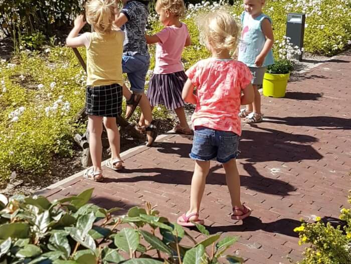 Kleinkinderen in de tuin